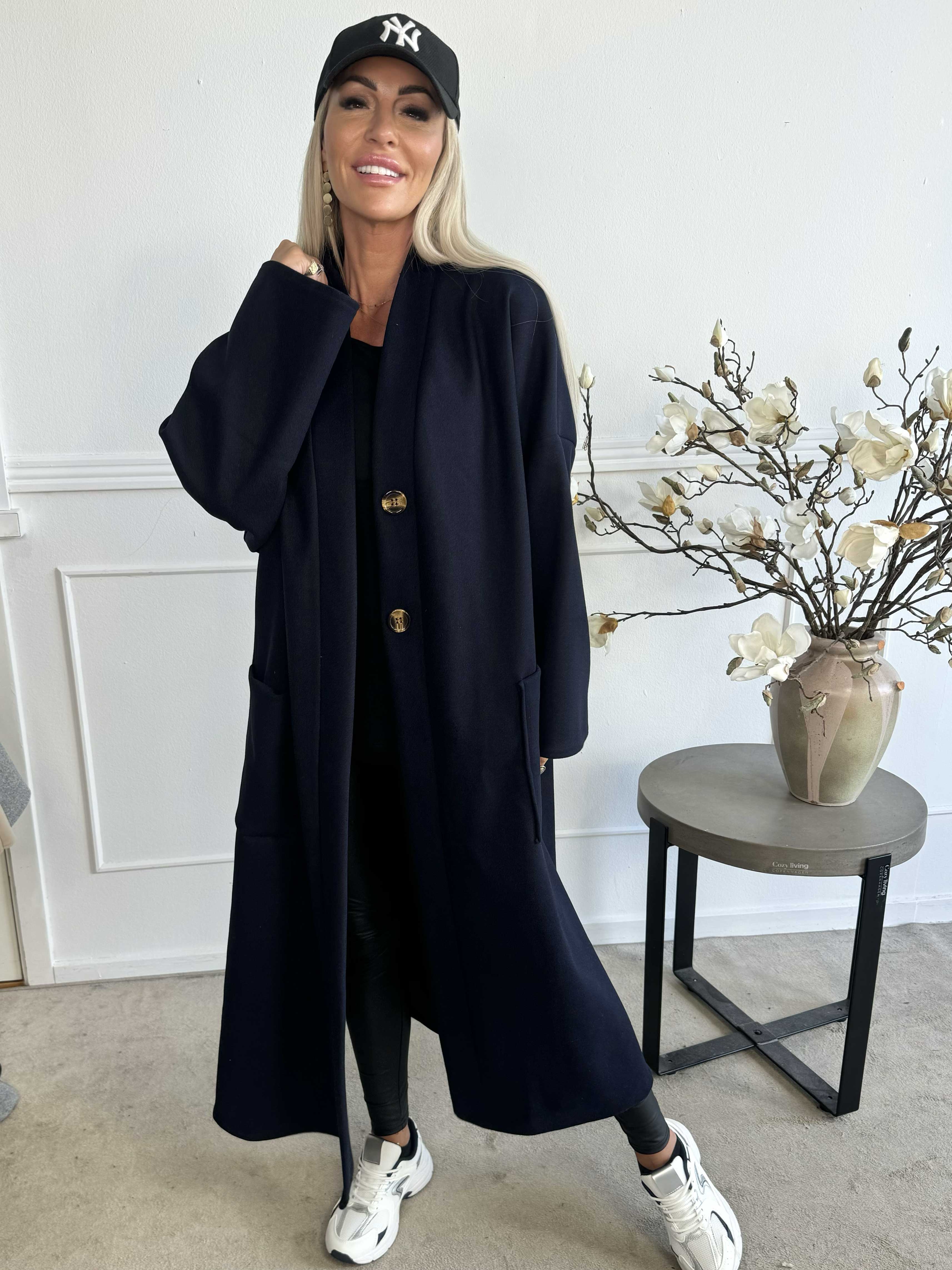 Abbelin - Lang oversized frakke med pynteknapper